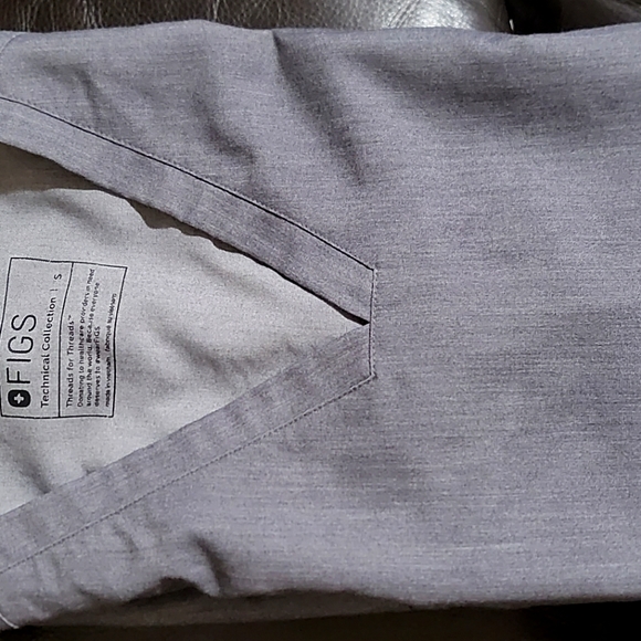 FIGS SCRUB TOP - Picture 1 of 3